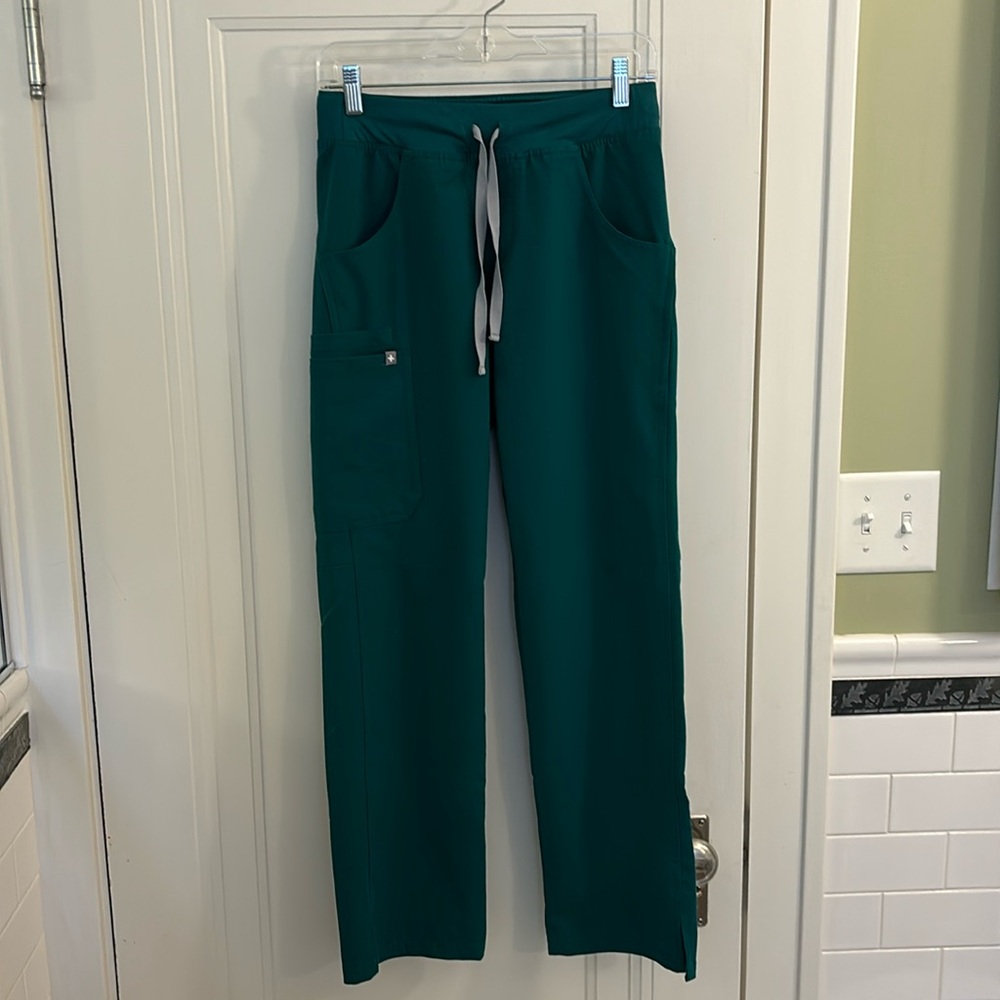 Gently Used Women’s Figs Kade scrub pants, Limited Edition hunter green-size XS